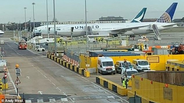 Le chaos des coronavirus à Heathrow: huit avions sont verrouillés sur le tarmac après que les passagers sont soupçonnés d’être atteints de la maladie mortelle