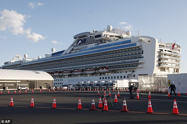 La quarantaine des navires de croisière contre le coronavirus sera PROLONGÉE pour toute personne proche de patients infectés: les passagers doivent rester isolés pendant deux semaines à compter de la date de leur contact.