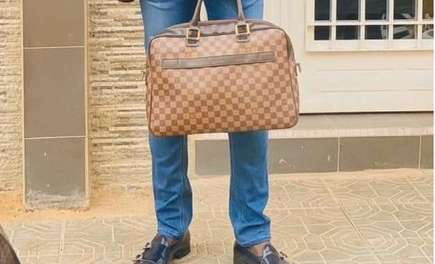 PHOTOS : Après Wally Seck, un autre grand artiste s’affiche avec un sac pour femme