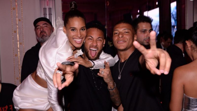 PSG – TORSES NUS, LES JOUEURS PARISIENS ENFLAMMENT UNE SOIRÉE D’ANNIVERSAIRE…NEYMAR EN GRANDE FORME !