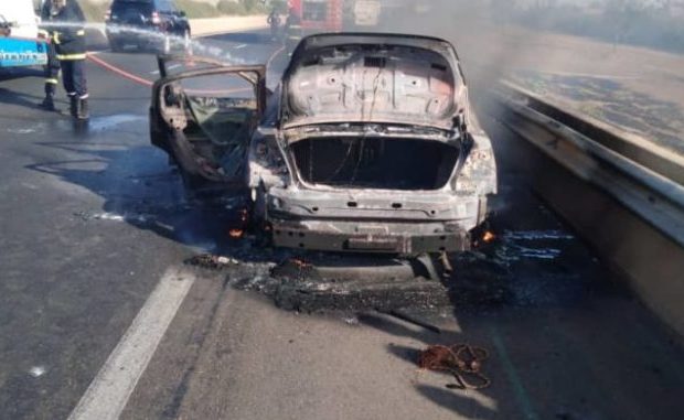 Urgent: le véhicule de Baba Maal prend feu sur l’autoroute!