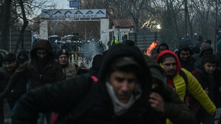 Grèce : violences entre migrants et policiers, 4 000 personnes bloquées à la frontière avec la Turquie