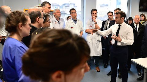 Coronavirus : « Le virus circule déjà parmi nous », annonce un médecin lors d’une visite de Macron à l’hôpital