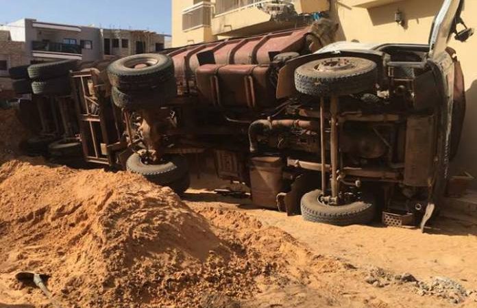 Urgent: Un camion rempli de briques vient de se renverser en pleine route des Almadies