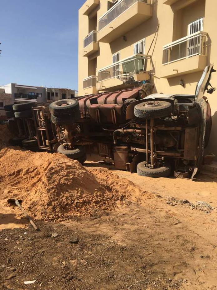 Urgent: Un camion rempli de briques vient de se renverser en pleine route des Almadies