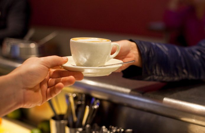 Insolite: Il gifle la serveuse car elle lui a servi son café de la main gauche