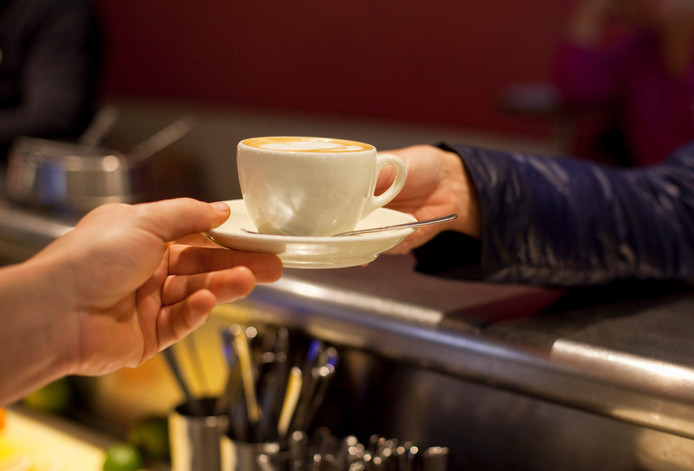 Insolite: Il gifle la serveuse car elle lui a servi son café de la main gauche