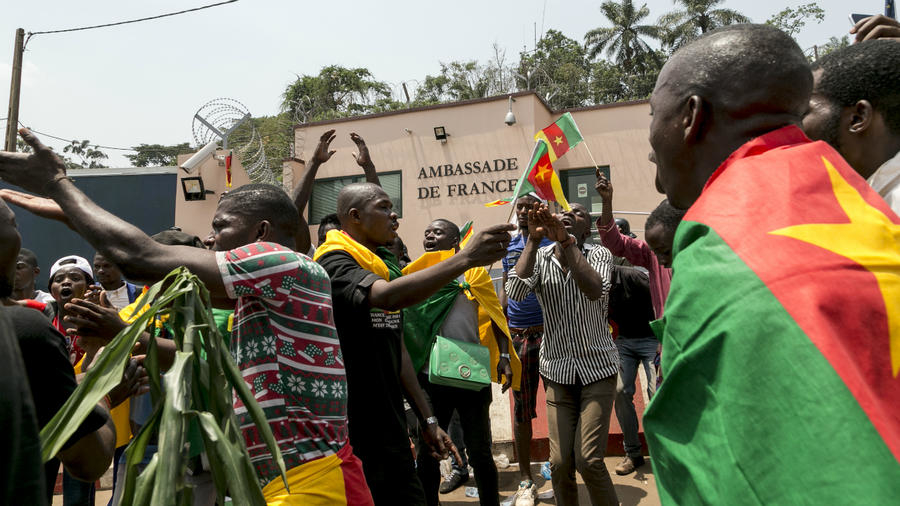 « Le Cameroun n’est pas un DOM-TOM » : manifestation à Yaoundé contre les propos de Macron