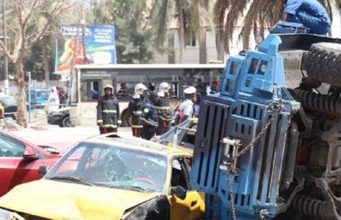 Allées du Centenaire : Un camion de la Gendarmerie impliqué dans un accident spectaculaire (photo)