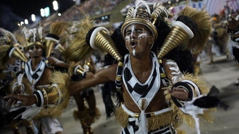 À Rio, le carnaval comme remède aux maladies mentales