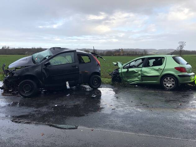 Une jeune femme de 22 ans décède dans une collision frontale à La Flèche Terrible accident, ce jeudi 13 février 2020, entre La Flèche et Bazouges (Sarthe). Une jeune femme a perdu la vie dans une collision survenue route de Bazouges, sur l’axe Le Mans-Angers. Cette collision frontale a aussi fait un blessé. Un jeune homme de 21 ans a été héliporté vers l’hôpital d’Angers.