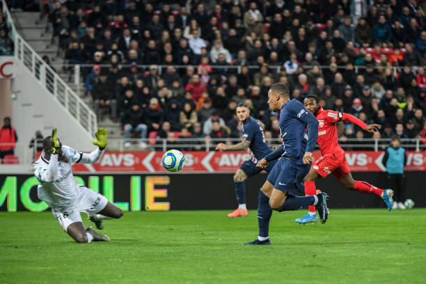 Ligue 1 : Le Paris SG arrache le nul à Amiens au terme d’un match fou (4-4)…