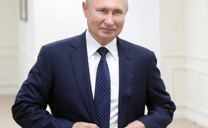 Vladimir Poutine pris à partie sur son salaire par une habitante