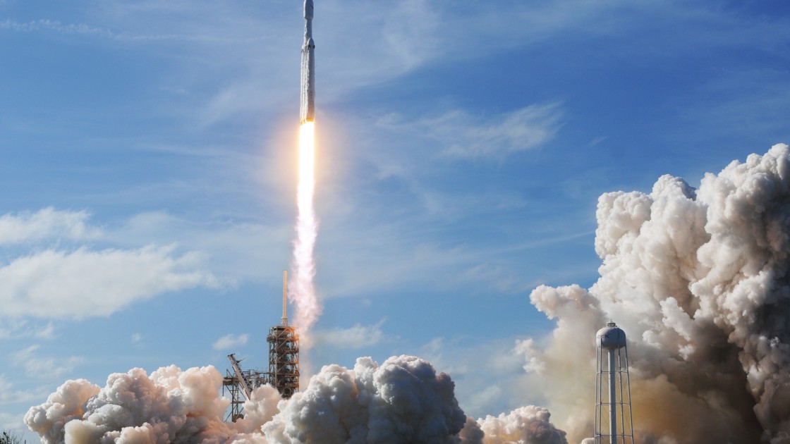 Space X conclut un accord pour envoyer quatre touristes dans l’espace L’entreprise américaine SpaceX a passé un accord avec une société spécialisée afin d’envoyer quatre touristes dans l’espace. Aucun calendrier n’a été dévoilé… Le prix du billet non plus.