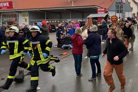 En Allemagne, une voiture fonce dans la foule lors d’un carnaval à Volkmarsen, faisant plusieurs blessés