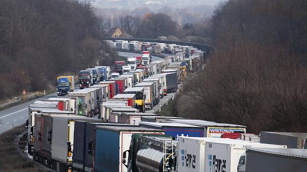 Coronavirus : embouteillage monstre aux frontières de l’Europe