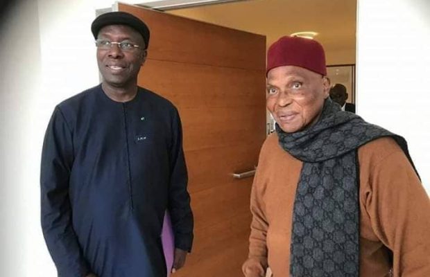 Photos – Souleymane Néné rend visite à l’ancien président Maître Abdoulaye Wade