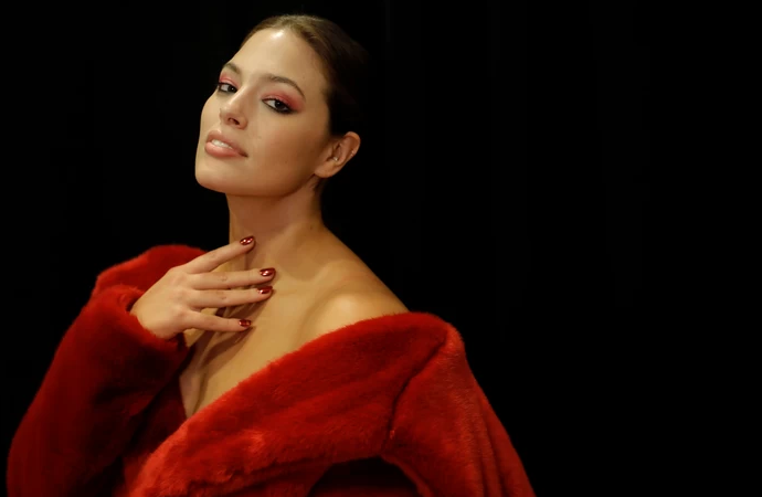 Ashley Graham partage une photo poignante d’elle en plein accouchement