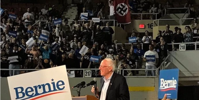 Un homme brandit une croix gammée lors d’un meeting de Bernie Sanders