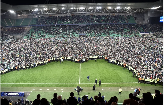 Le spectaculaire envahissement de terrain des fans de Saint-Étienne