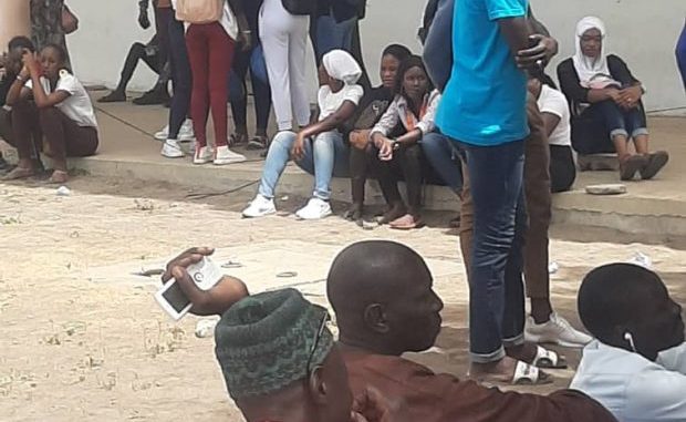 (10 Photos) Affaire Dieyna – Mamadou Diop déféré : Les étudiants de l’Iseg prennent d’assaut le tribunal de Dakar