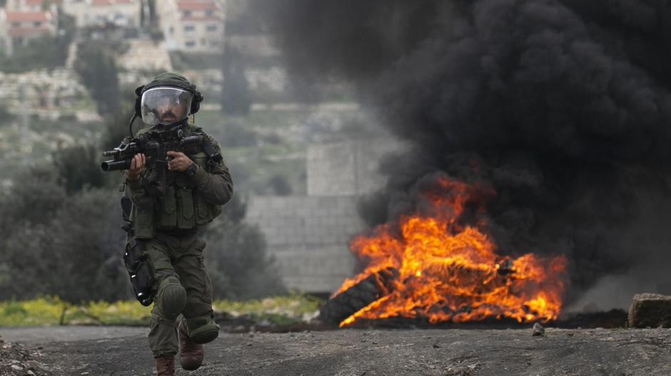 Les troupes israéliennes tuent des Palestiniens jetant des pierres sur des voitures sur l’autoroute