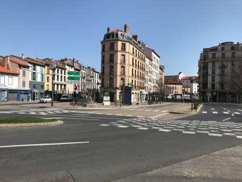 Coronavirus : avec le confinement, des rues de France désertées