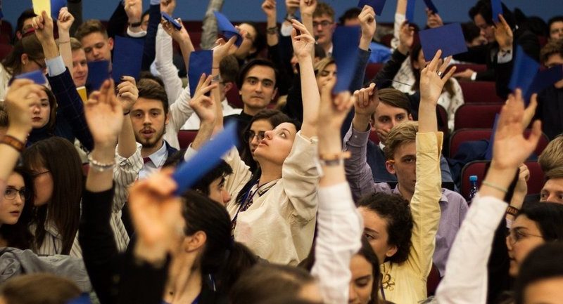 « Ça va être encore plus de compétition et de contrats précaires » : chercheurs et étudiants manifestent contre la loi sur la recherche