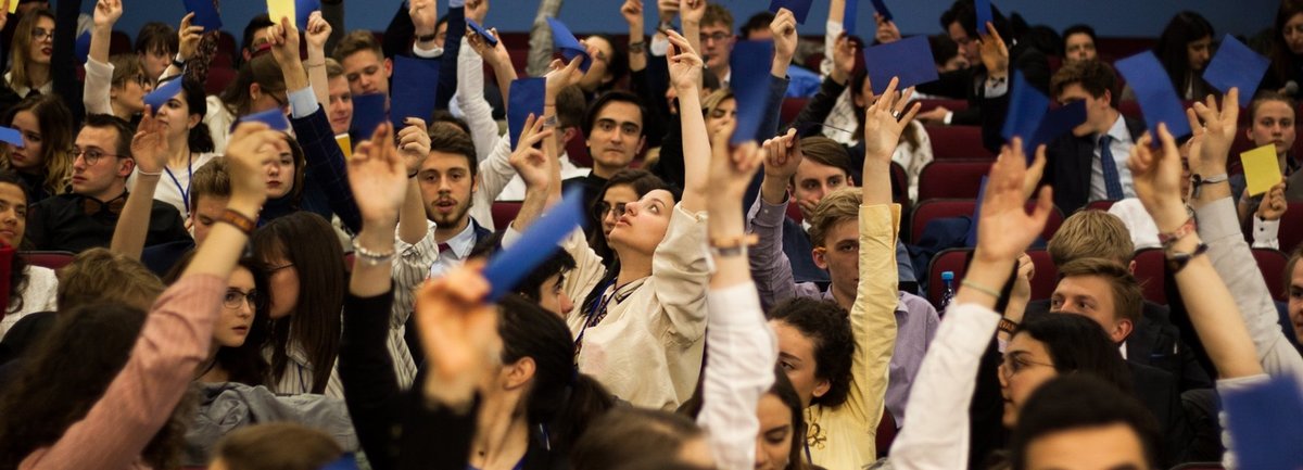 « Ça va être encore plus de compétition et de contrats précaires » : chercheurs et étudiants manifestent contre la loi sur la recherche