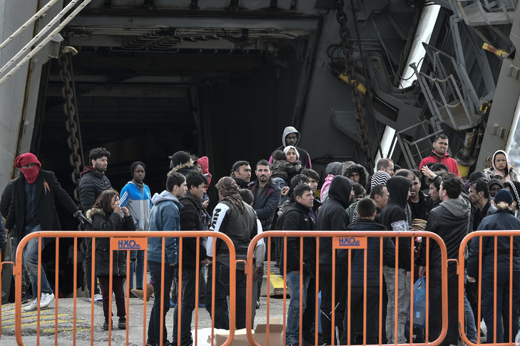 L’Europe envisage d’accueillir 1 500 enfants migrants bloqués sur les îles grecques