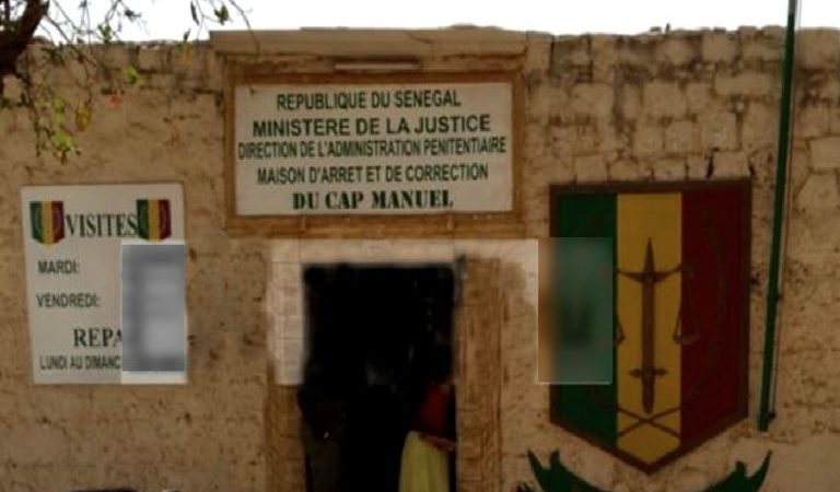 Il arpente le toit de la prison du Cap Manuel pour offrir… du yamba à son frère