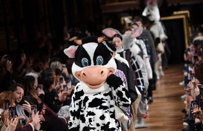 Insolite: Stella McCartney fait défiler des animaux lors de son show à Paris