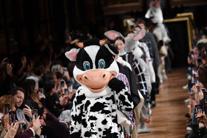 Insolite: Stella McCartney fait défiler des animaux lors de son show à Paris