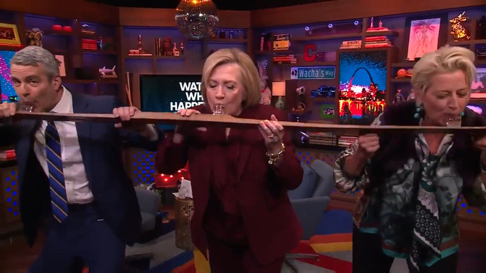 Hillary Clinton affonne un shot d’alcool dans une émission télé