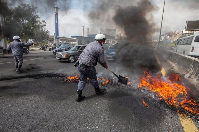 Un mort après une nuit d’émeutes au Liban