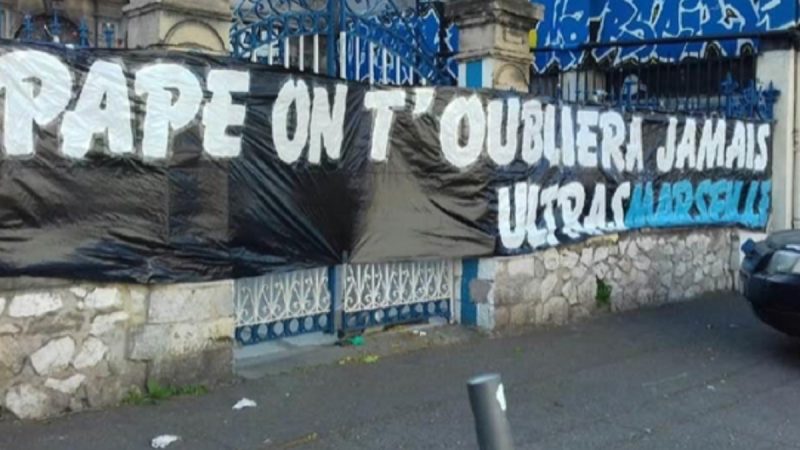 Les supporters Marseillais déploient des banderoles dans les rues en hommage à Pape Diouf