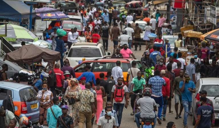 Confinement levé au Ghana: la vie normale reprend, l’inquiétude reste