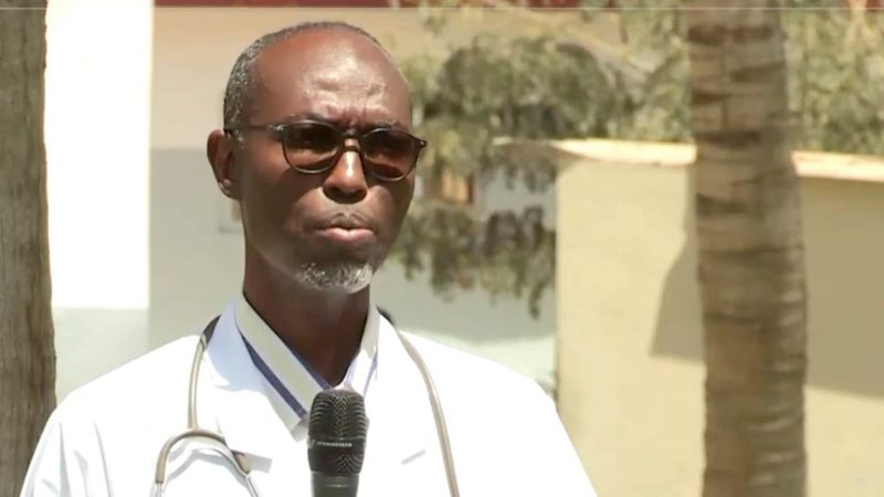 Décès de Pape Diouf : Macky Sall rend hommage au corps médical de l’hôpital Fann