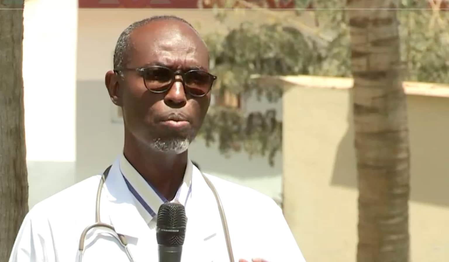 Décès de Pape Diouf : Macky Sall rend hommage au corps médical de l’hôpital Fann