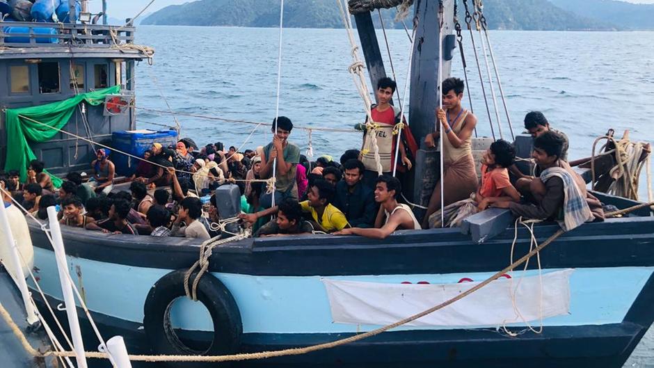 Des centaines de Rohingyas affamés sauvés d’un bateau dérivant