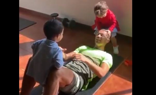 Covid-19 : CR7 en confinement avec ses enfants…(photos)