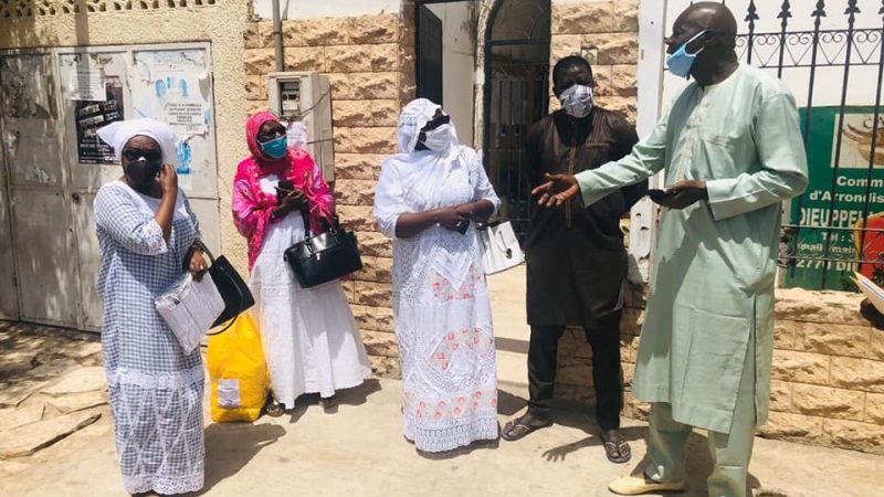 « Les Femmes Debout » offrent des masques aux femmes du marché Castors