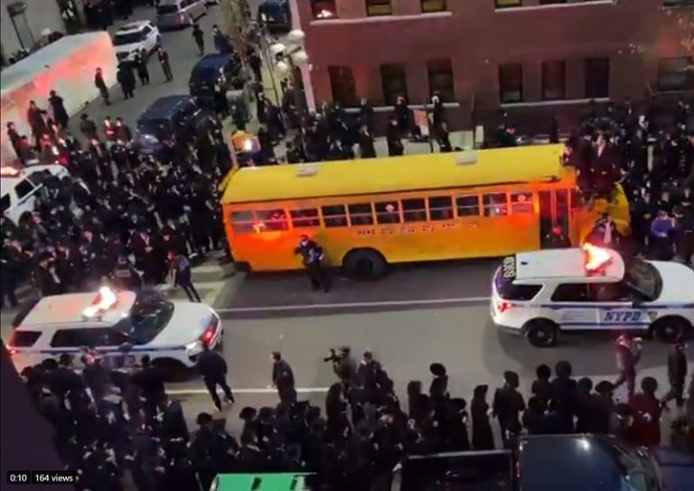 Décédé du Covid-19 : 2500 personnes se mobilisent à Brooklyn pour les funérailles d’un rabbin