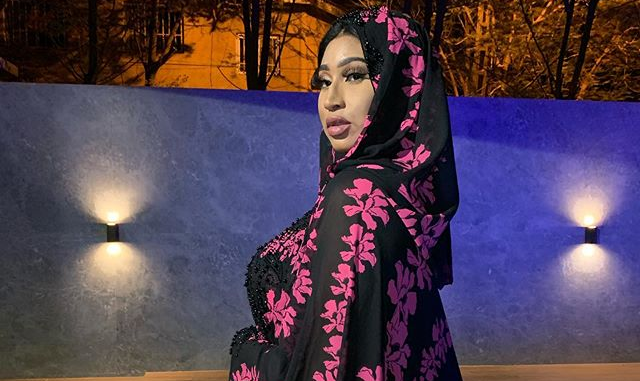 Diaba Sora la Kim Kardashian malienne a rangé toutes ses tenues sexy. Ramadan moubarak oblige. Regardez là étincelante dans son boubou