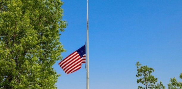 Les drapeaux américains en berne pour les victimes du coronavirus