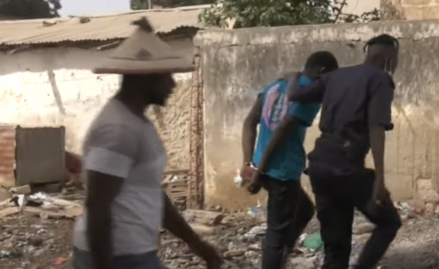 Vidéo: ZIGUINCHOR : REGARDEZ COMMENT LE JEUNE SUSPECT A CAMBRIOLE SIX BOUTIQUES, Il rejoue le film avec les Policiers sur les lieux