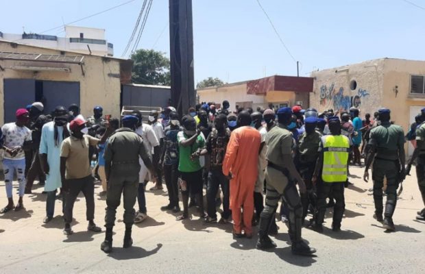 (06 Photos) Fermeture des marchés : La gendarmerie disperse une foule a Keur Massar.