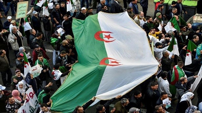 Algérie: le régime traque ses opposants sur les réseaux sociaux