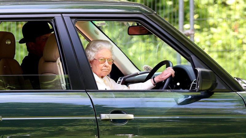 La reine Elizabeth s’attire les foudres de ses voisins pour une histoire de stationnement