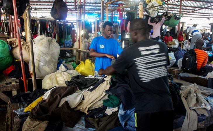 Riposte au Covid-19 : Reportage photos à la Gare routière de Colobane et au Rond-point Petersen